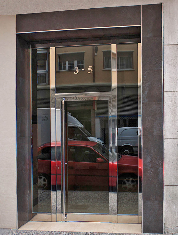 Portal inoxidable brillante de edificio residencial